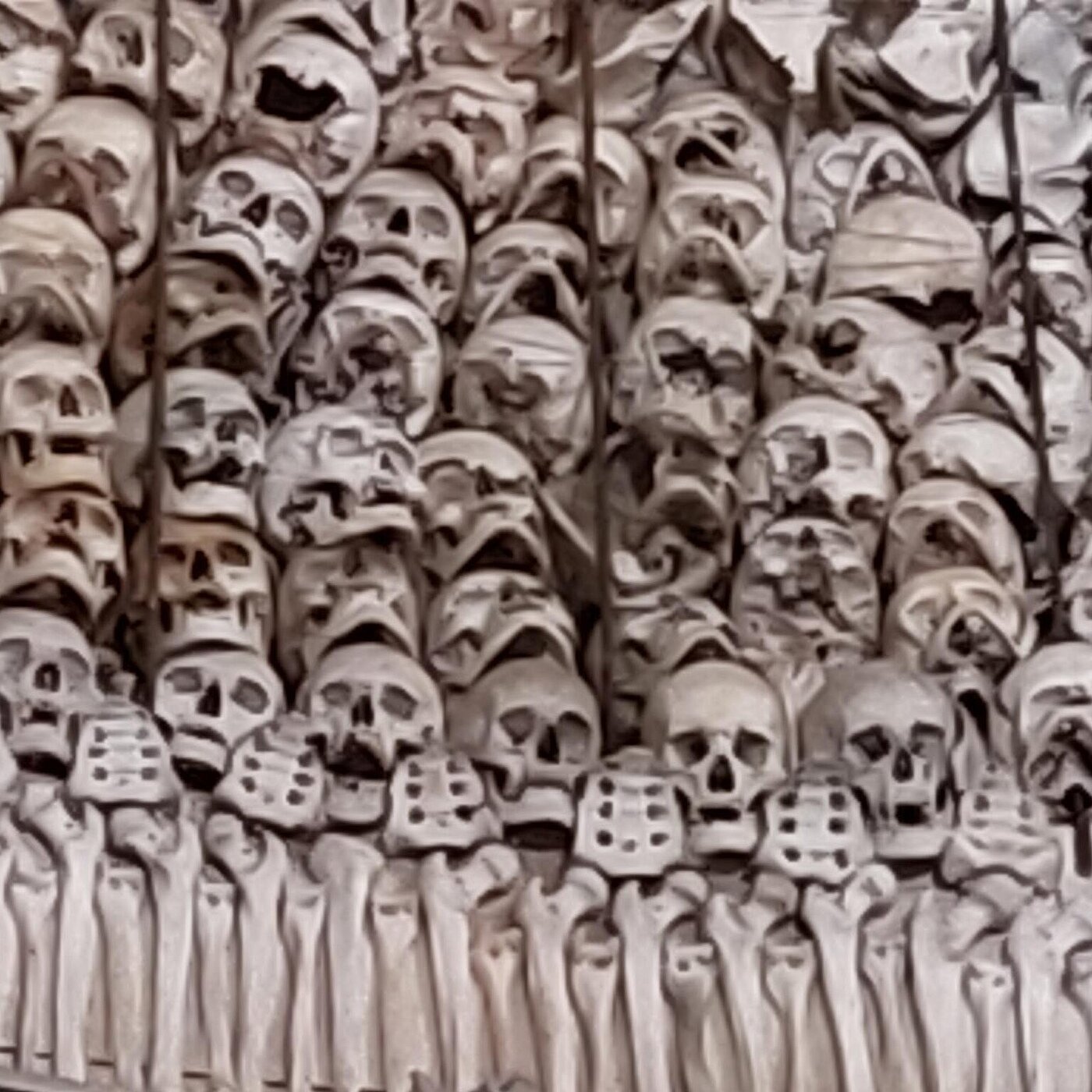 Knochen und Schädel der verstobenen Soldaten von Solferino