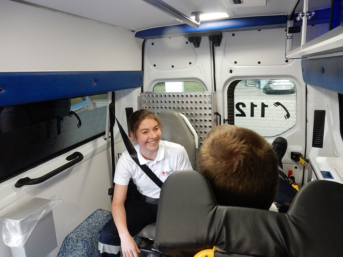 Chiara Dilberger bei der Patientenbetreuung im Rettungsdienst