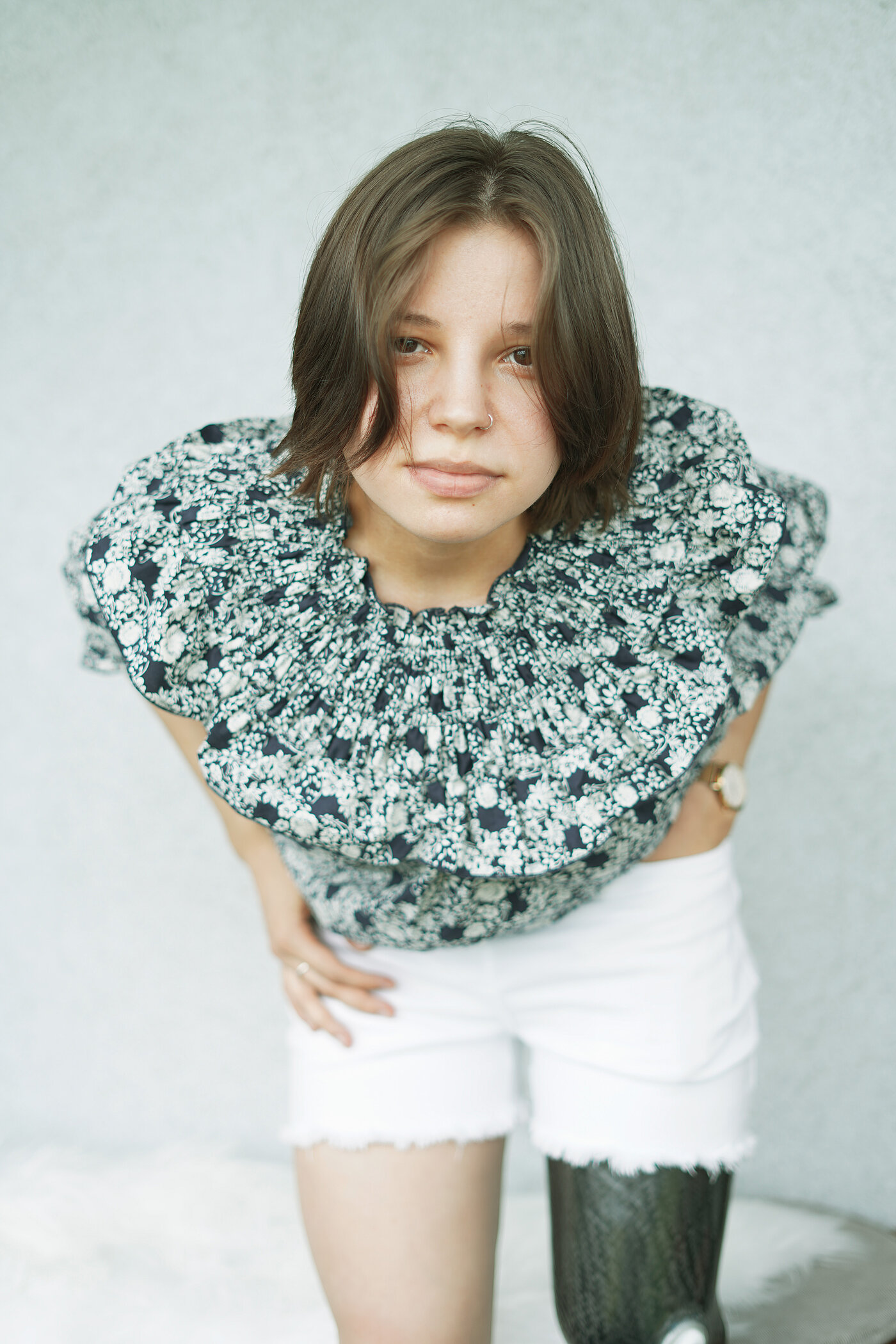 Portrait Polina stehend, mit Beinprothese