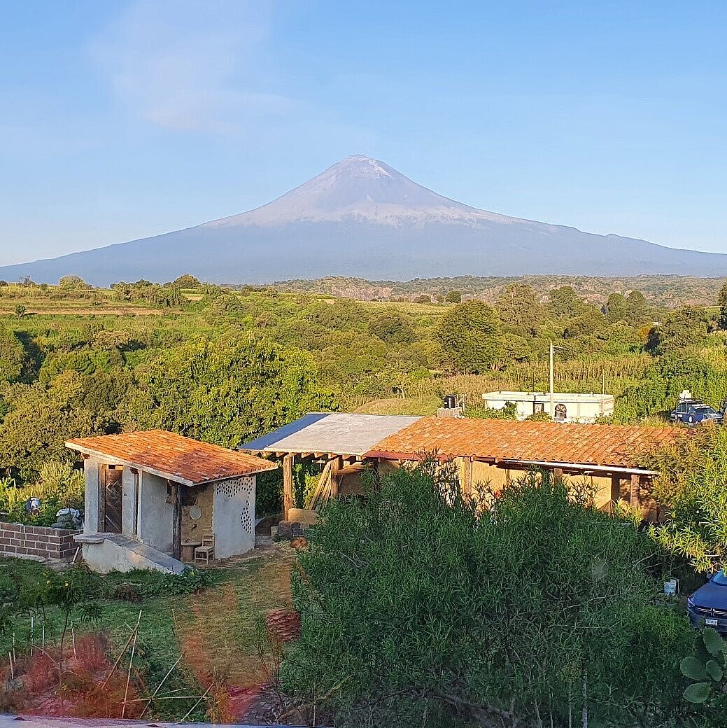 Casita de Barro und im Hintergrund der Vulkan Popocatépetl.