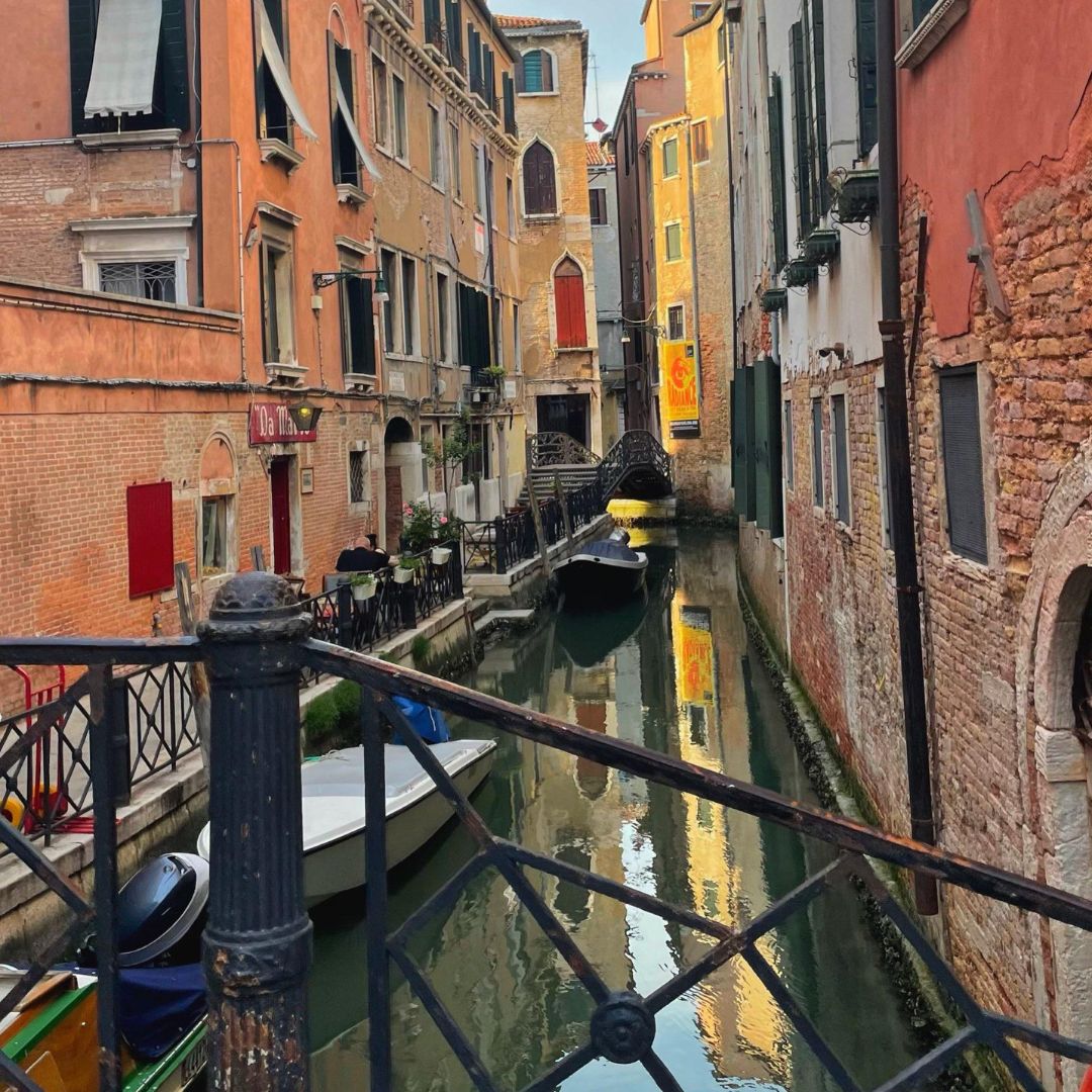 Kanäle und Gondeln in Venedig