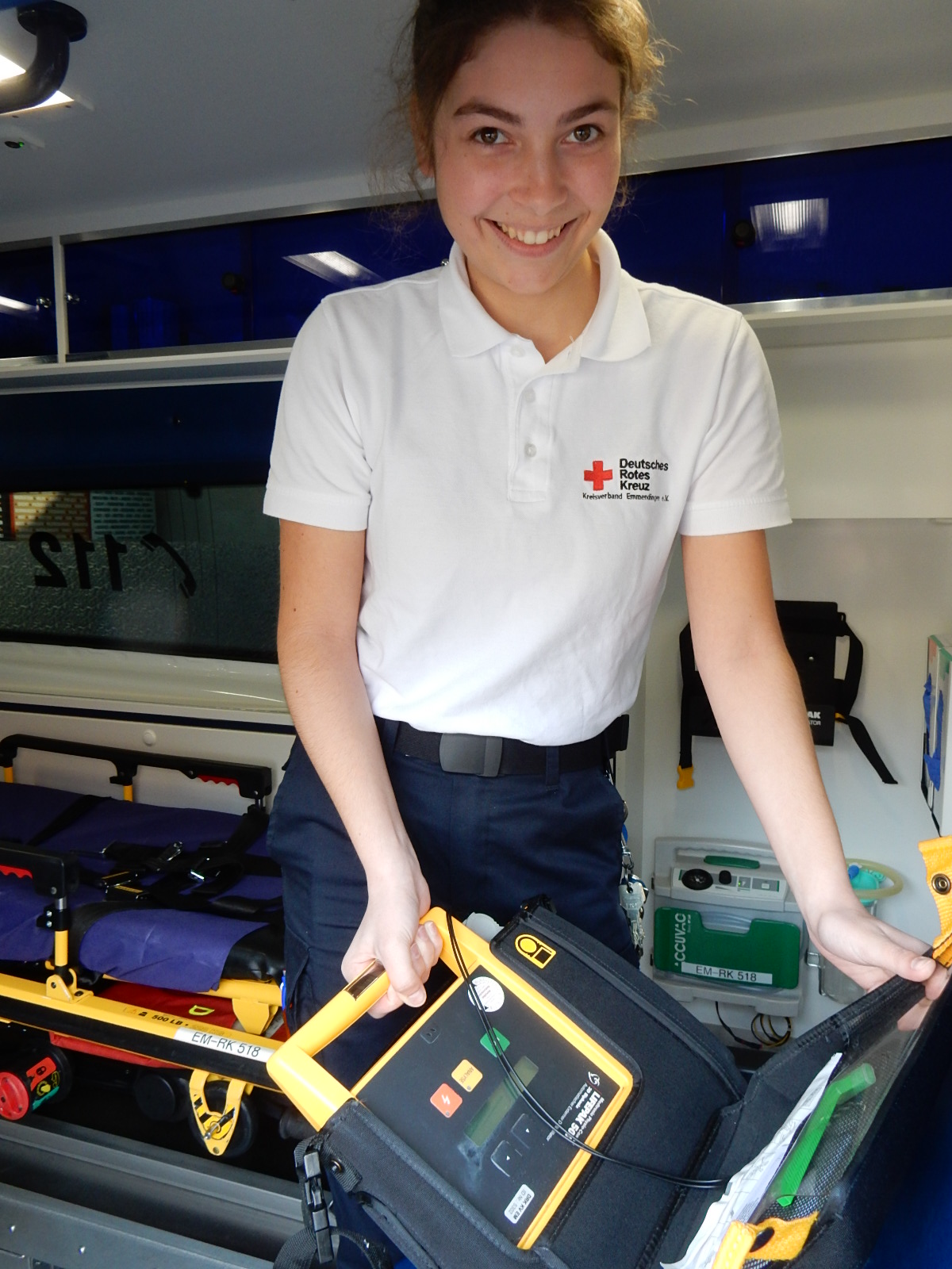 Chara Dilberger prüft den Defibrillator